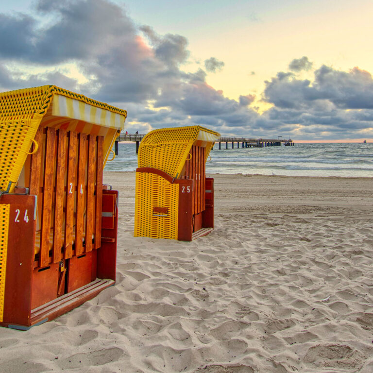 Am Strand von Binz mit Seebrücke